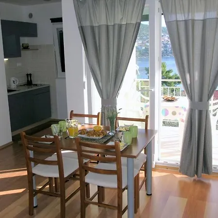 In Okrug Gornji With Sea View, Terrace, Air Conditioning, Wifi 5069-1 * טרוגיר